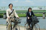 エミルは半田とともに自転車に乗って受給者宅に向かう　(c)フジテレビ
