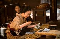 黒木華、着物姿で料理を披露! 華麗なる“包丁さばき”の裏に──