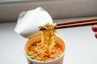 【知って楽しい雑学】カップ麺のフタ、めくれてこない裏ワザは?クラシル発“インスタントカルボナーラ”も