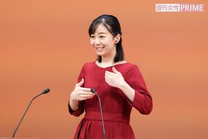 『うれしい 』両手を胸の前で広げ、交互に上下に動かす（『全国高校生手話パフォーマンス甲子園』で手話を披露された佳子さま）