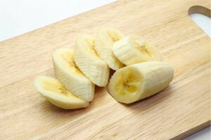 置き換えでバナナもおすすめ。1本を5つくらいに分けて少しずつ食べる