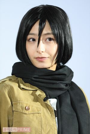『進撃の巨人』ミカサのコスプレをする宇垣美里