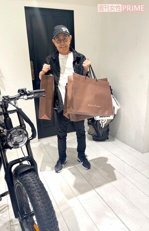 加トちゃんの購入品は、持ち帰るのもひと苦労の袋の山!　撮影／加藤綾菜