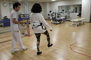 HONDA歩行アシストを体験する記者