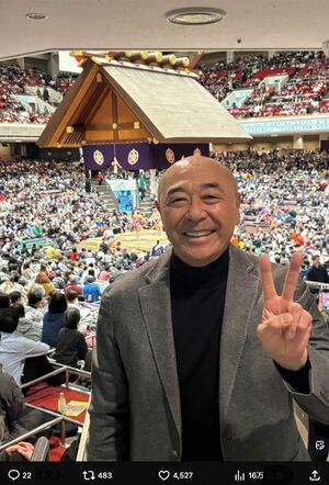 ドラマ『おコメの女』に出演の高橋克実、同ドラマの懸賞旗を“視察”に国技館を訪れ相撲観戦をした（ドラマ公式Xより）