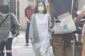 路地裏でドラマ『スナックキズツキ』の撮影をしていた原田知世