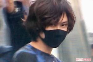 送検される岡庭容疑者。ネット上では整形疑惑が流れるが、埼玉県警に逮捕された昨年11月から外に出ていないため、整形はありえない