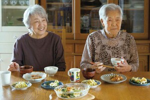 74歳のYouTuberである、もののはずみさん(左)。家族につくるふだん着の料理動画が人気を呼んでいる