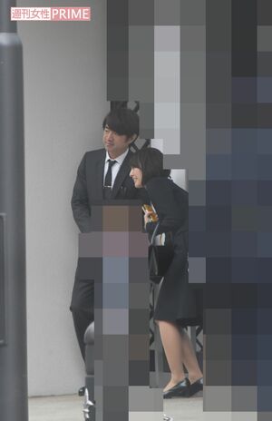 小学校の入学式で記念撮影をする大竹と中村