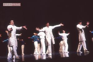 '99年7月、舞台『PLAYZONE』のゲネプロで大勢のジャニーズJr.をバックに踊る少年隊