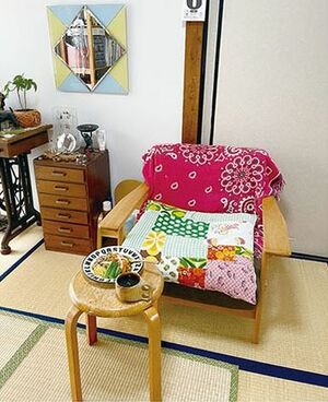 思い出のある端切れは座布団カバーに。父親の小引き出しと母親の古い足踏みミシンを置いてレトロな空間に　書籍『ワクワクする！67歳からのはじめての一人暮らし』（幻冬舎）より