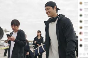 韓国に出発する大谷翔平、中央の女性が妻のA子さん（ドジャース公式インスタグラムより）