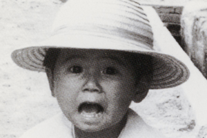 大阪生まれ、福岡育ち。離婚した両親とそれぞれ暮らした後、上京した