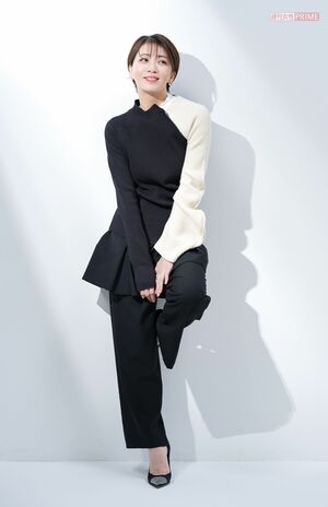 礼真琴　撮影／廣瀬靖士　ヘアメイク／赤松絵利（ESPER）　スタリイスト／細見佳代（ZENcreative）　衣装協力／VENDOMEAOYAMA（ヴァンドーム青山）、kengoKuma+MA,YU（ケンゴクマプラスマユ/ヴァンドームヤマダ）　撮影協力／PROPSNOW