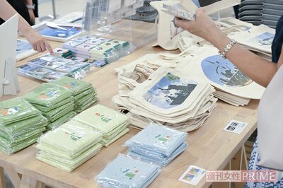 リトさんの作品がプリントされたオリジナルグッズは、展示会で購入することが可能　撮影／渡邉智裕