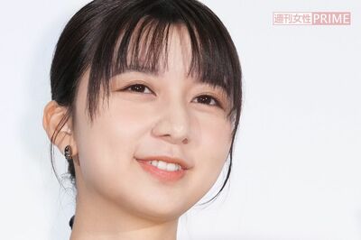 【目撃撮】上白石萌歌、舞台『震度3』大阪公演後にたこ焼き片手に…歌手活動並行で“楽譜コピーの下準備”…