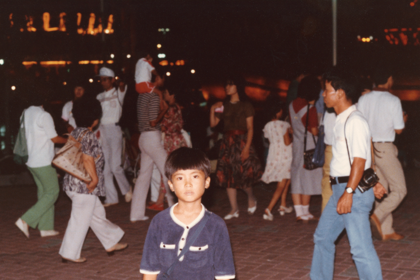 9歳の奥田さん。高いところから飛び降りるなど、何をしでかすかわからない子どもだった