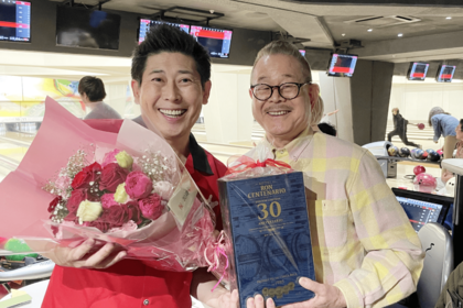 マギー審司主催のチャリティーボウリング大会で。愛弟子の入門30周年を祝うプレゼントを手にしたマギー司郎