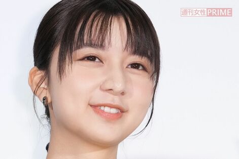 【目撃撮】上白石萌歌、舞台『震度3』大阪公演後にたこ焼き片手に…歌手活動並行で“楽譜コピーの下準備”…