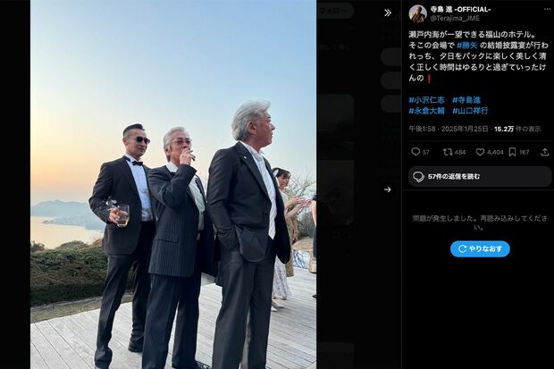 瀬戸内海をバックにタバコを吸う姿が様になりすぎた寺島進（公式Xより）