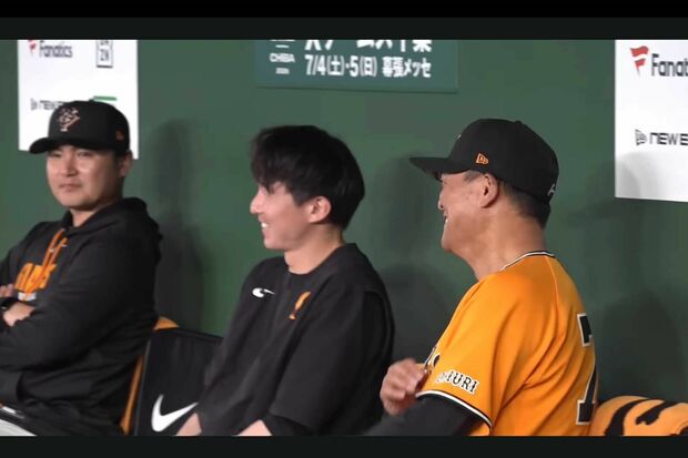試合前からどう見ても雰囲気が明るい、橋上秀樹監督代行の巨人ベンチ（球団公式YouTubeより）