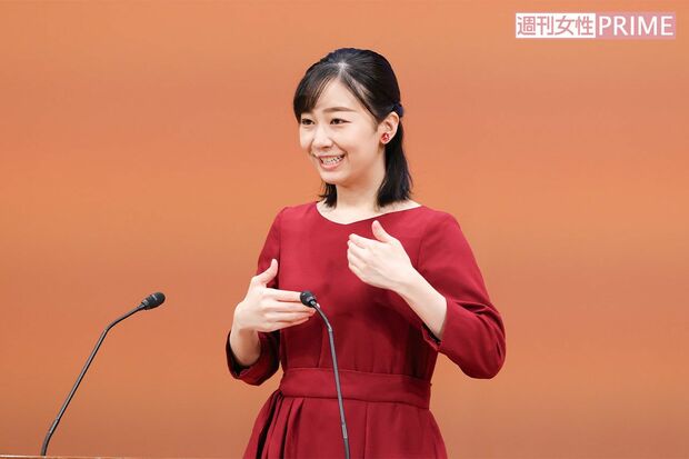 『うれしい 』両手を胸の前で広げ、交互に上下に動かす（『全国高校生手話パフォーマンス甲子園』で手話を披露された佳子さま）