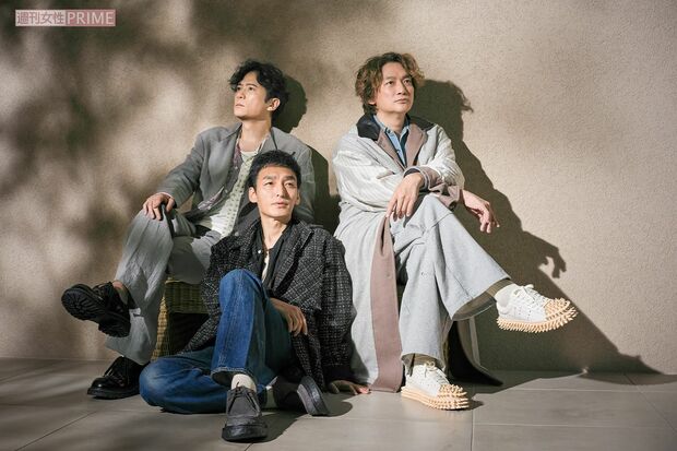 稲垣吾郎、草なぎ剛、香取慎吾　撮影／廣瀬靖士　ヘアメイク／金田順子（稲垣）、荒川英亮（草なぎ）、石崎達也（香取）　スタイリスト／黒澤彰乃　衣装協力／ジャンピエール（アドナスト）