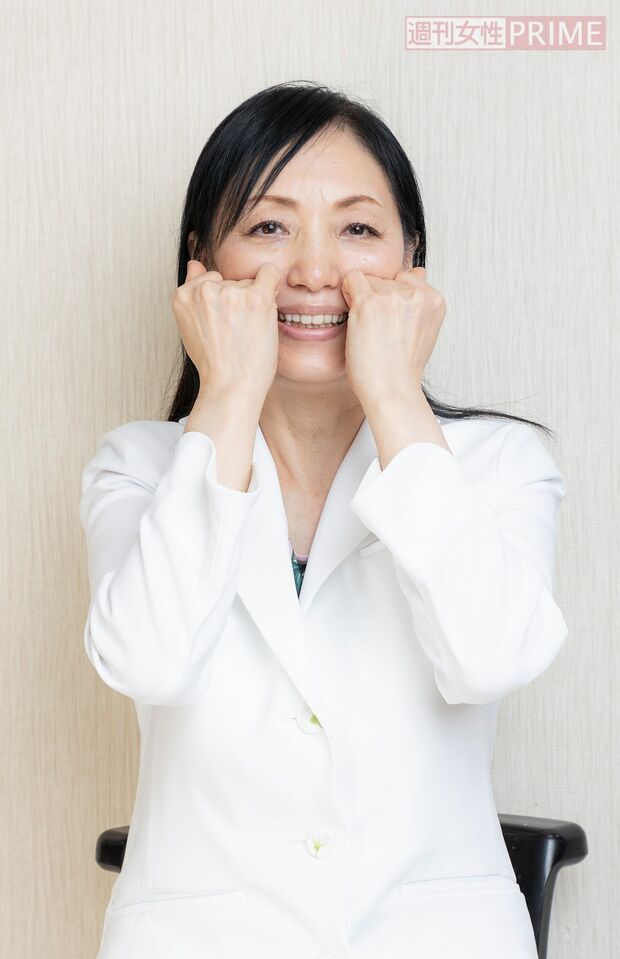 2.小指が小鼻に当たる位置で押す（撮影／齋藤周造）