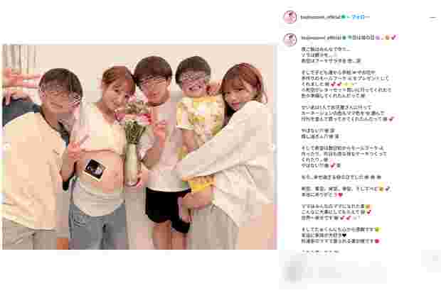 お腹にエコーの写真を貼り付けた辻希美(本人インスタグラムより)