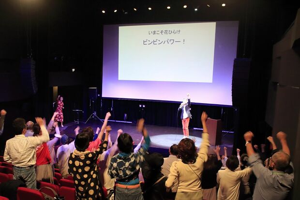 ライブ&トークイベントを開催。エーザイや第一生命などの企業、一関病院や小松市民病院など医療機関、学校などで講演も行う