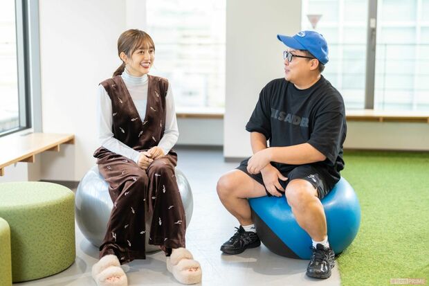 放送作家・澤井直人(右)と菊地亜美 撮影/佐藤靖彦