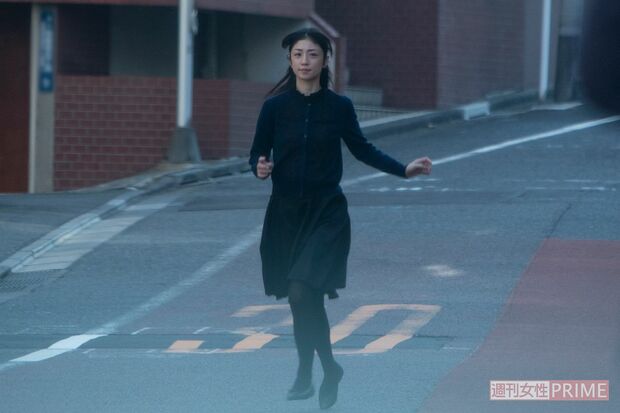 下り坂をダッシュする小倉優子（'18年11月）