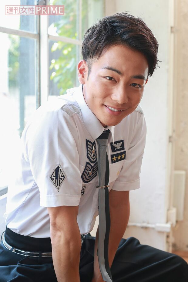 田中俊介「ドラマ『1942年のプレイボール』（NHK総合8月12日19時30分～）に没頭してました。戦時中の職業野球がテーマのお話なんですけど、僕も野球をやっていたので、それが仕事で生かせることになって本当にうれしい。監督さんも以前ドラマでご一緒させていただいた方だったので、居心地もよくて最高でした」撮影／森田晃博