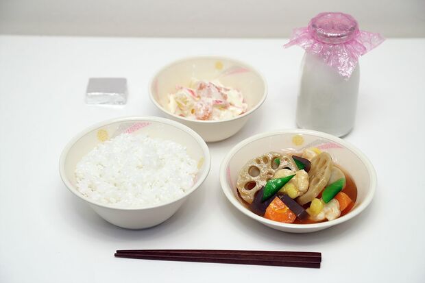 昭和54年（1979年）ごはん、がめ煮、ヨーグルトサラダ、チーズ、牛乳