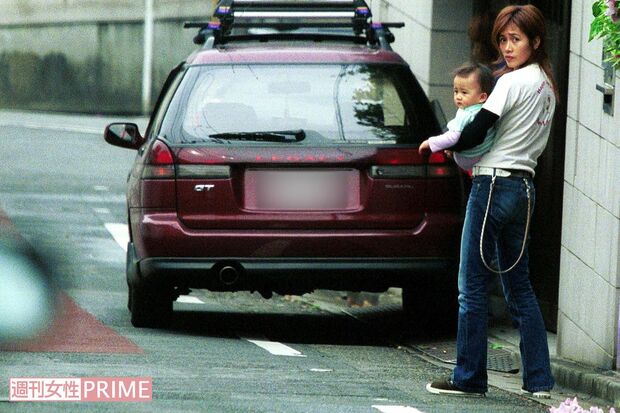 2001年、赤ちゃんのころのCocomiを抱っこする工藤静香