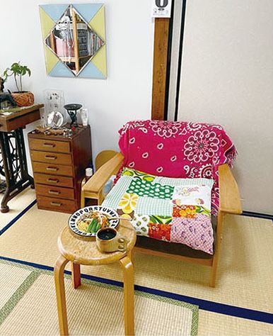 思い出のある端切れは座布団カバーに。父親の小引き出しと母親の古い足踏みミシンを置いてレトロな空間に 書籍『ワクワクする!67歳からのはじめての一人暮らし』(幻冬舎)より