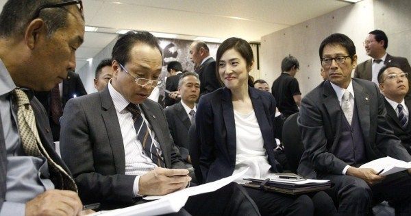  撮影の合間は、スマホをのぞきこんだり、健康や髪について談笑。天海の楽しそうな表情が印象的