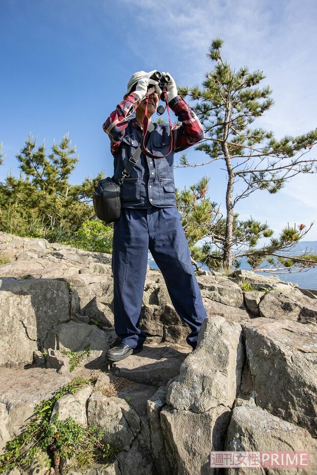 パトロールには双眼鏡が必須。自殺をしに来た人は岩場に隠れて日暮れを待つことが多い　撮影／齋藤周造