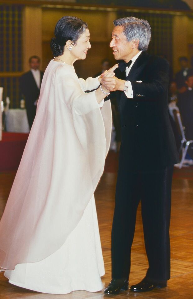 今でも「ダンス」を楽しまれている両陛下は退位後は「フラダンス」を？（'93年4月）