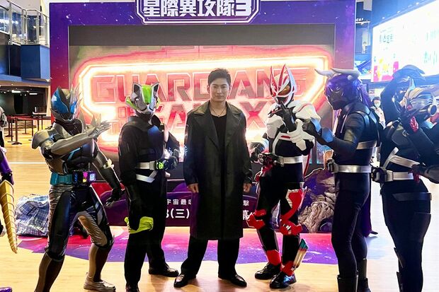 台湾で、仮面ライダーのコスプレをしたファンたちと記念撮影をする松田悟志