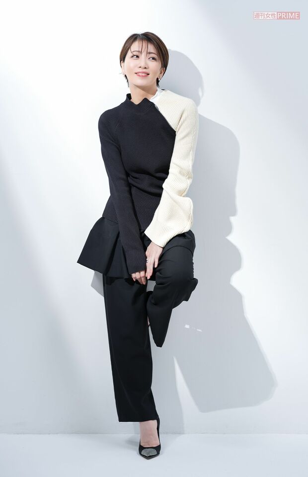 礼真琴　撮影／廣瀬靖士　ヘアメイク／赤松絵利（ESPER）　スタリイスト／細見佳代（ZENcreative）　衣装協力／VENDOMEAOYAMA（ヴァンドーム青山）、kengoKuma+MA,YU（ケンゴクマプラスマユ/ヴァンドームヤマダ）　撮影協力／PROPSNOW