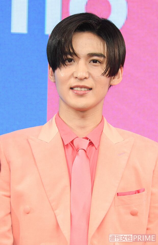 目黒蓮「せっかく素敵な顔立ちが、面長に見えすぎるヘア。カラーで髪に陰影をつけ、毛先に遊びがあるとより素敵に」