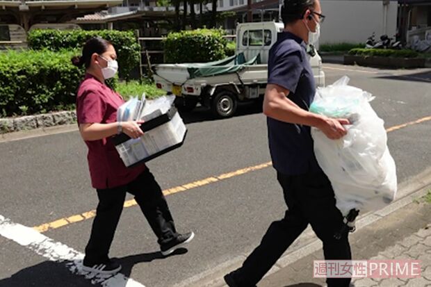 酸素濃縮器を運ぶ佐々木と悠翔会スタッフ