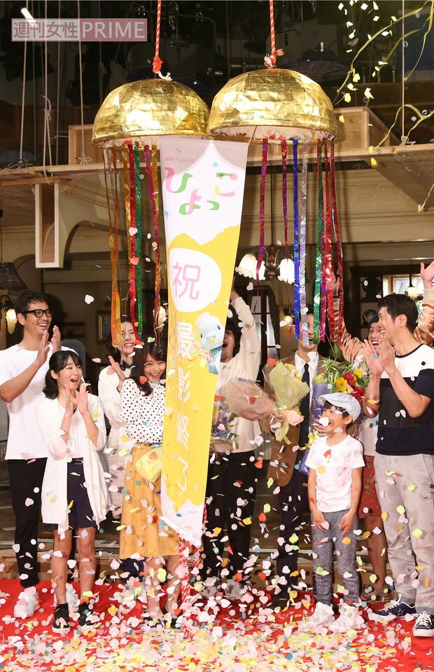 くす玉のひもを力いっぱい引いた有村　撮影／吉岡竜紀