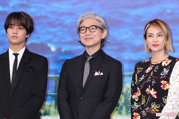 2022年に開かれた製作報告会見(左から高橋海人、吉岡秀隆、柴咲コウ)