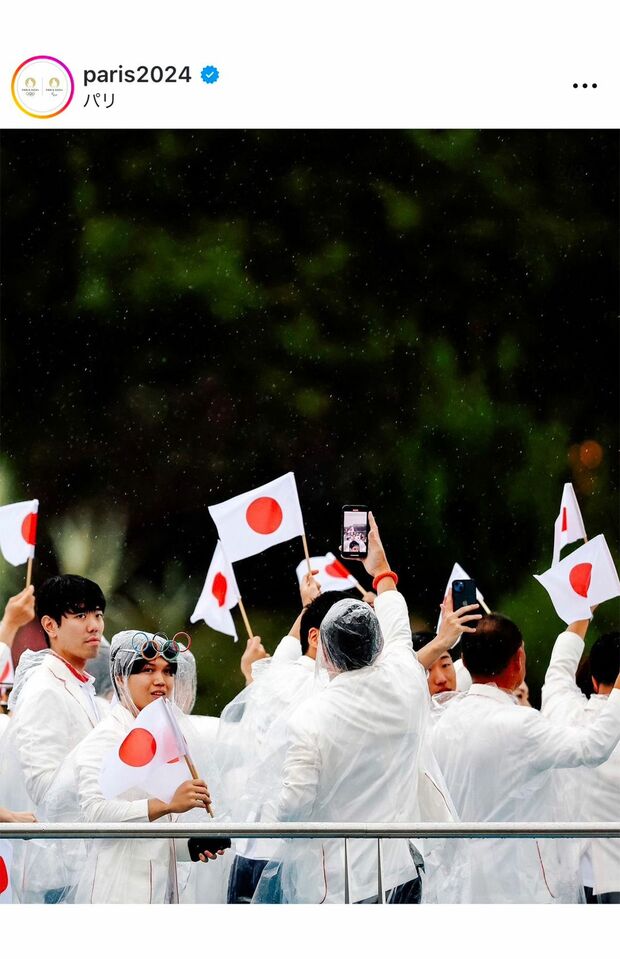 開会式での日本選手団（パリ五輪公式インスタグラムより）