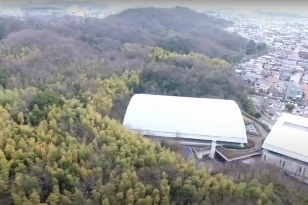 現場となった公園をドローンで撮影。半分以上が山林で住宅地からも遠い（合同会社adg-ethics提供）