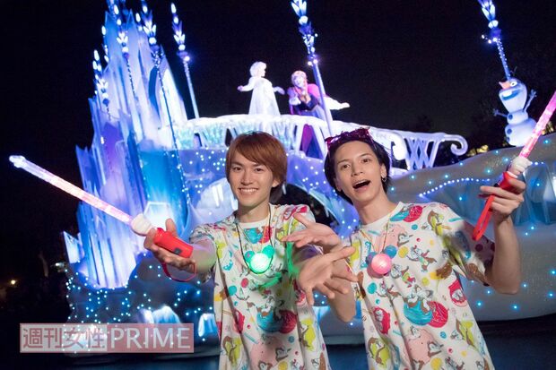 グッズもばっちりつけて、ふたりともテンション最高潮！　「エルサに会えてうれしかったよ！」（北村くん）。「こんなに明るくてきれいなんて、感動！」（和田くん）　撮影／伊藤和幸 (c)Disney