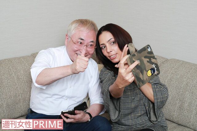 対談中、二人で自撮り！　のワンシーン　撮影／森田晃博