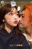 東海オンエアのリーダー・てつやと妻の峯岸みなみのイチャイチャショット(峯岸のインスタグラム、ストーリーズより)